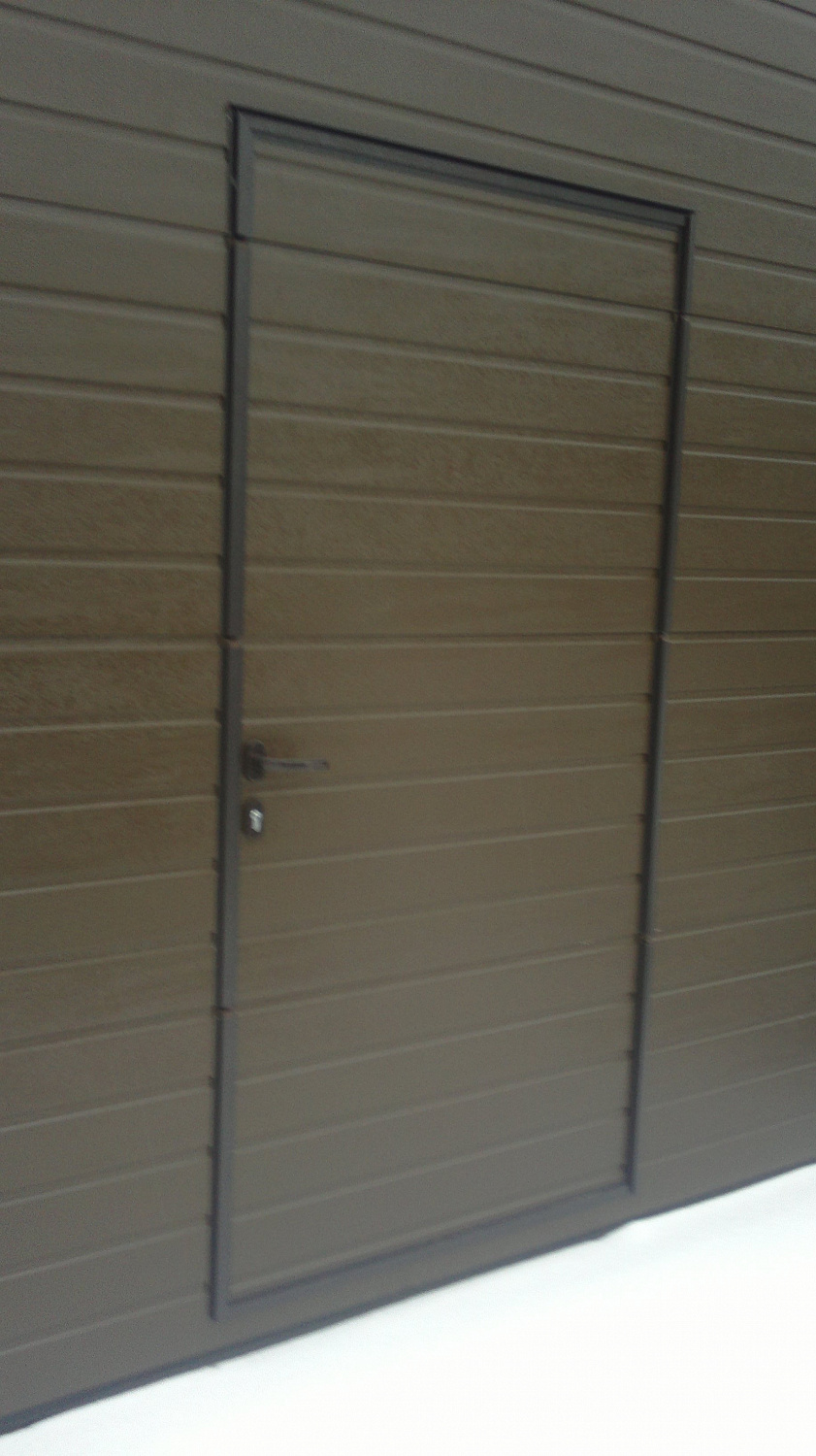 Секционные промышленные ворота с калиткой.