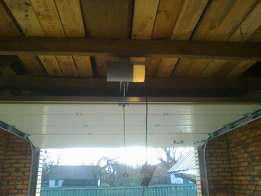 Гаражні автоматичні ворота Алютех. Колір Золотий дуб, S-гофр.