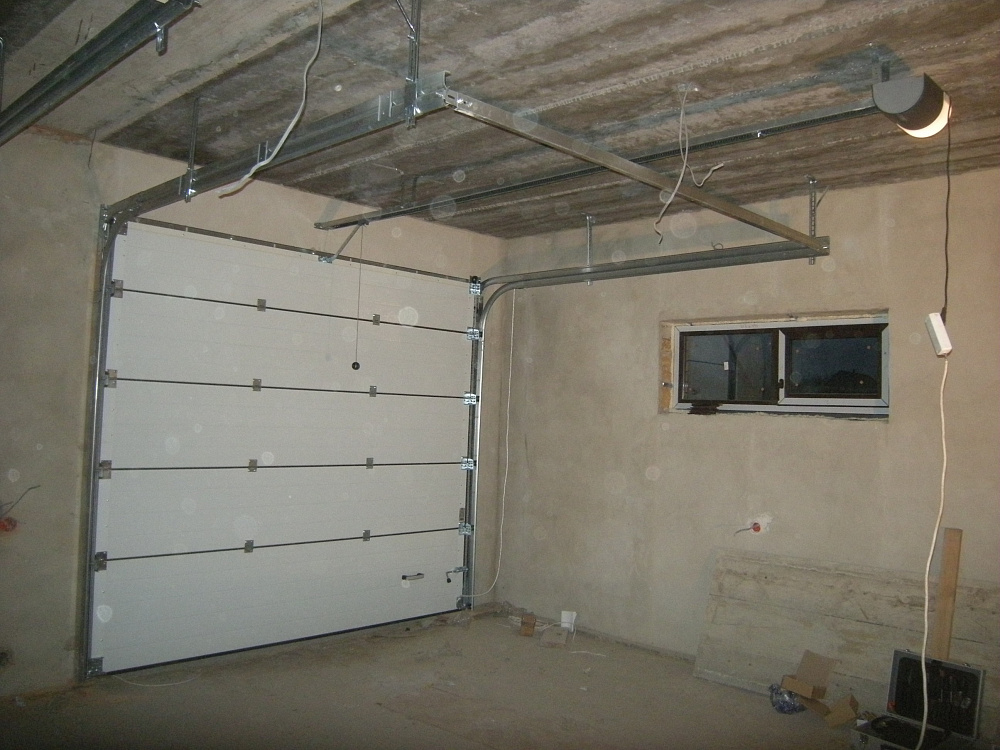 Ворота секционные Алютех. S-гофр RAL 8014