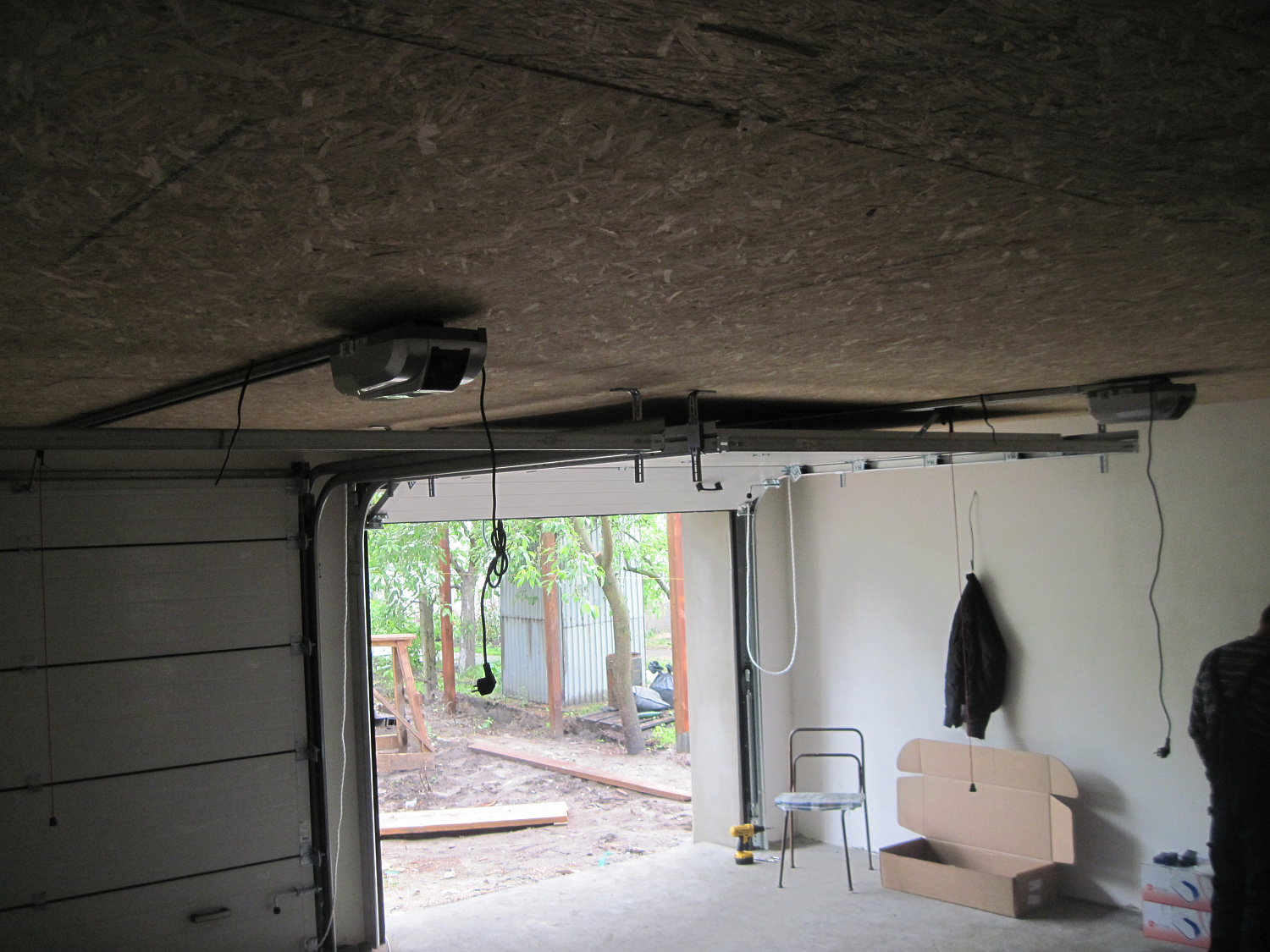 Секционные ворота с автоматическим приводом.