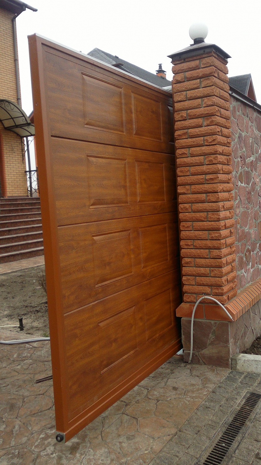 Ворота відкатні автоматичні, плюс хвіртка, заповнення сендвіч панелі фільонка золотий дуб.