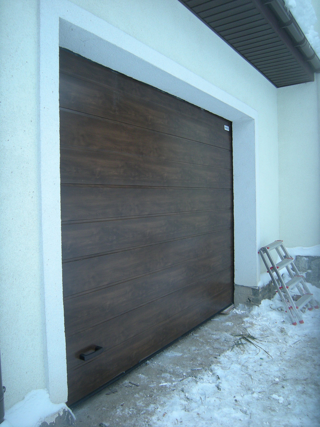 Ворота секционные Classic м-гофр, тёмный дуб.