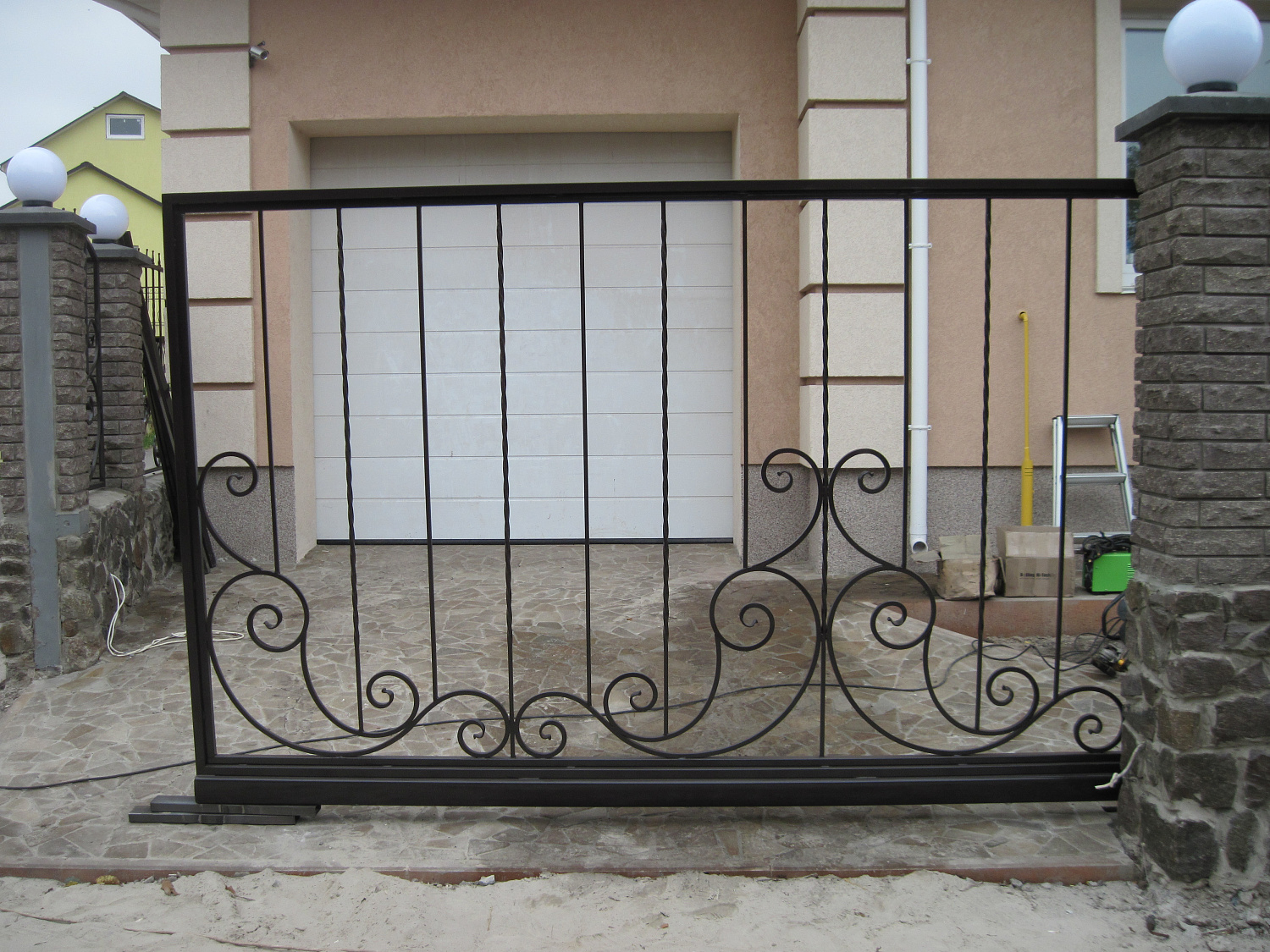 Ворота откатные автоматические и калитка с элементами ковки.