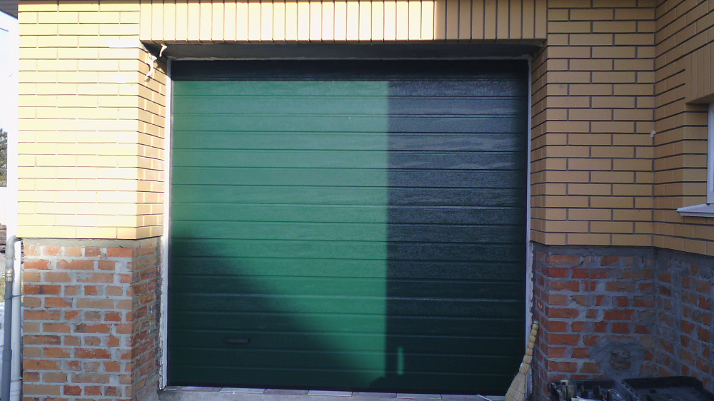 Секционные гаражные ворота Алютех S-гофр цвет зелёный.