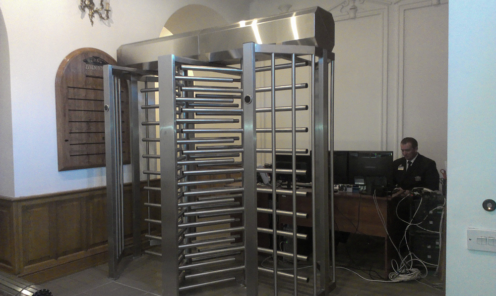 Полноростовой двухпроходной турникет Sesame Twin в исполнении шлифованной нержавеющей стали.