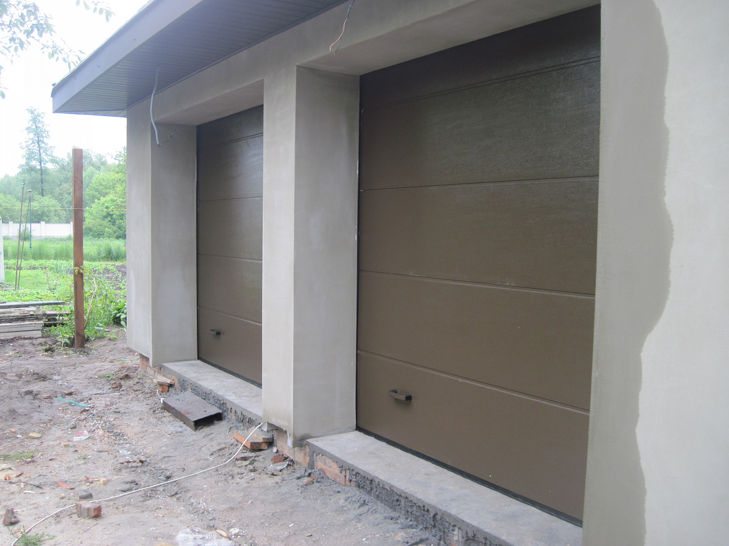 Секционные ворота с автоматическим приводом.