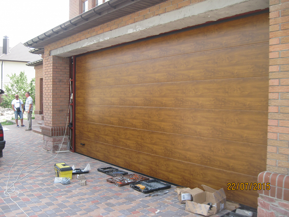 Гаражные секционные ворота L-гофр золотой дуб. С. Вишенки.