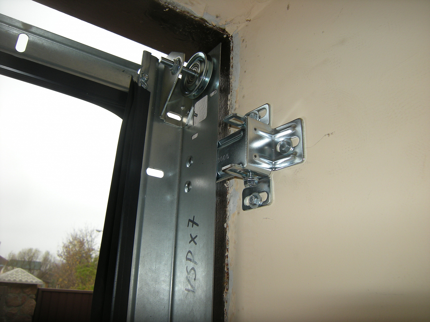 Ворота секционные Алютех со встроенным монтажом и задним расположением вала