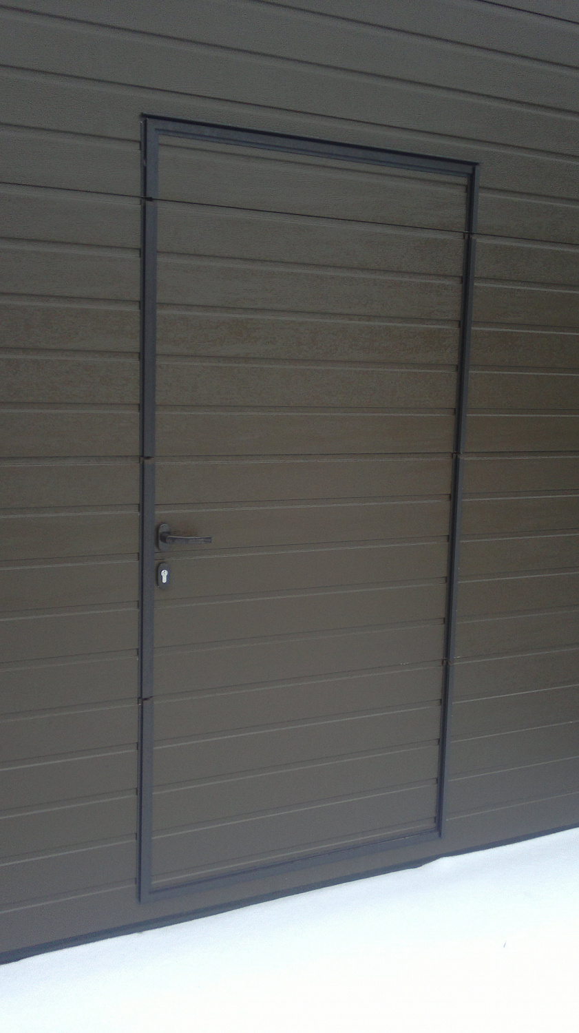 Секционные промышленные ворота с калиткой.