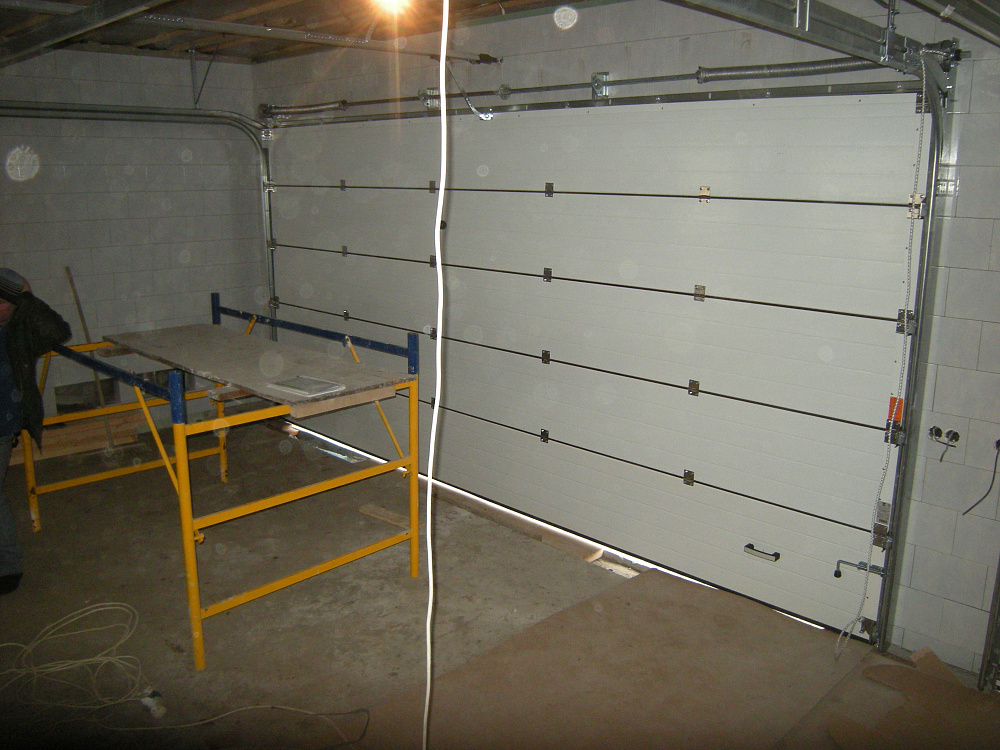 Ворота Алютех секционные гаражные Classic, панель филенка, цвет коричневый.