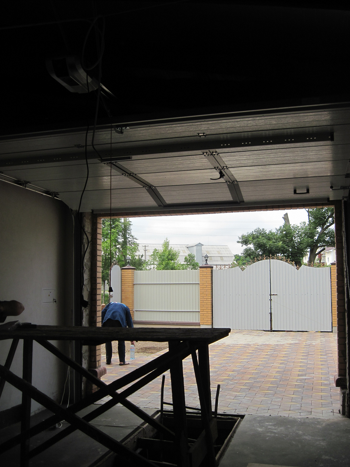 Ворота автоматические гаражные Алютех с калиткой.