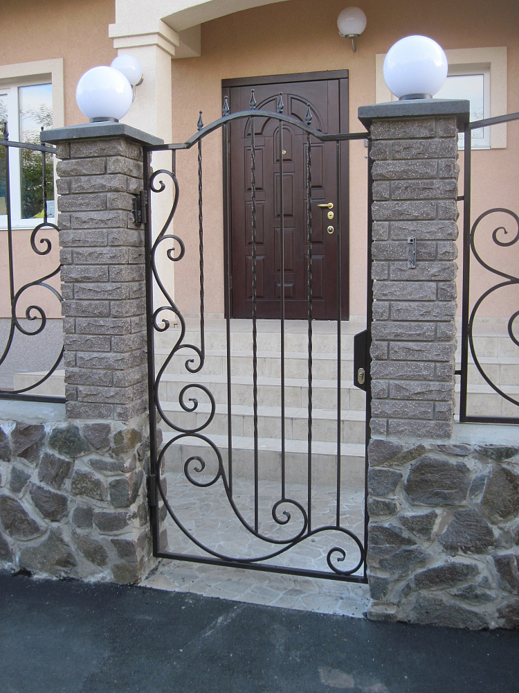 Ворота откатные автоматические и калитка с элементами ковки.