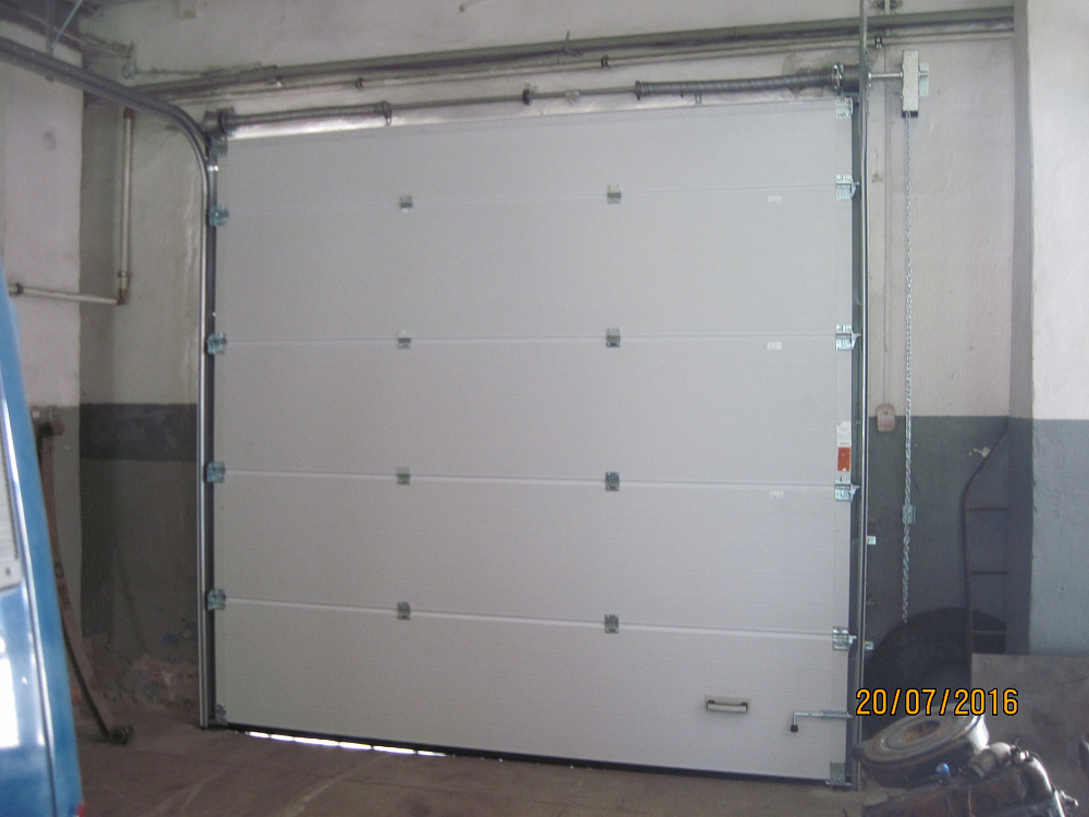 Утепление проемов в боксах воротами Алютех.