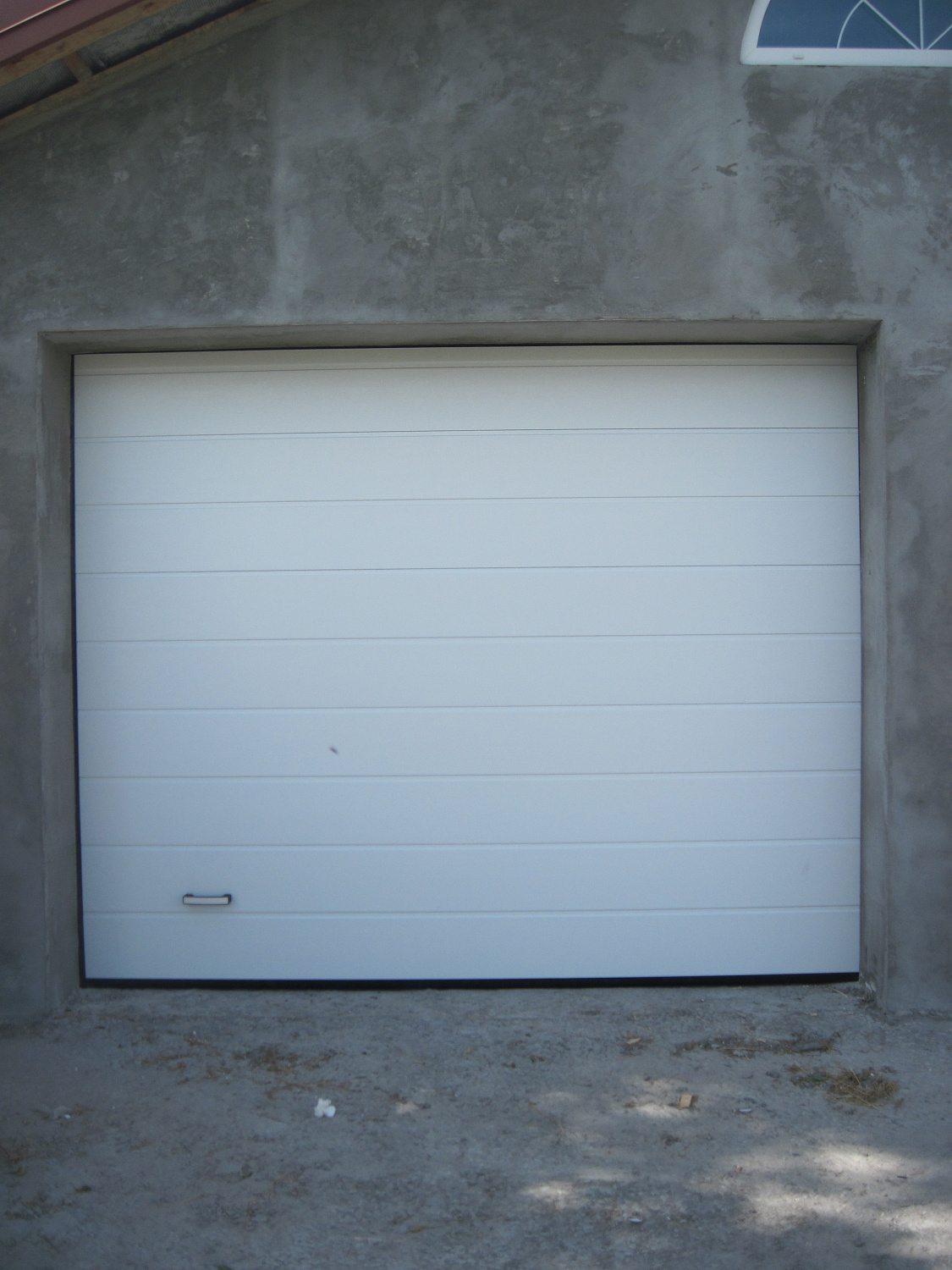 Ворота гаражні Алютех. Панель М-гофр, колір білий, торсіонні пружини.