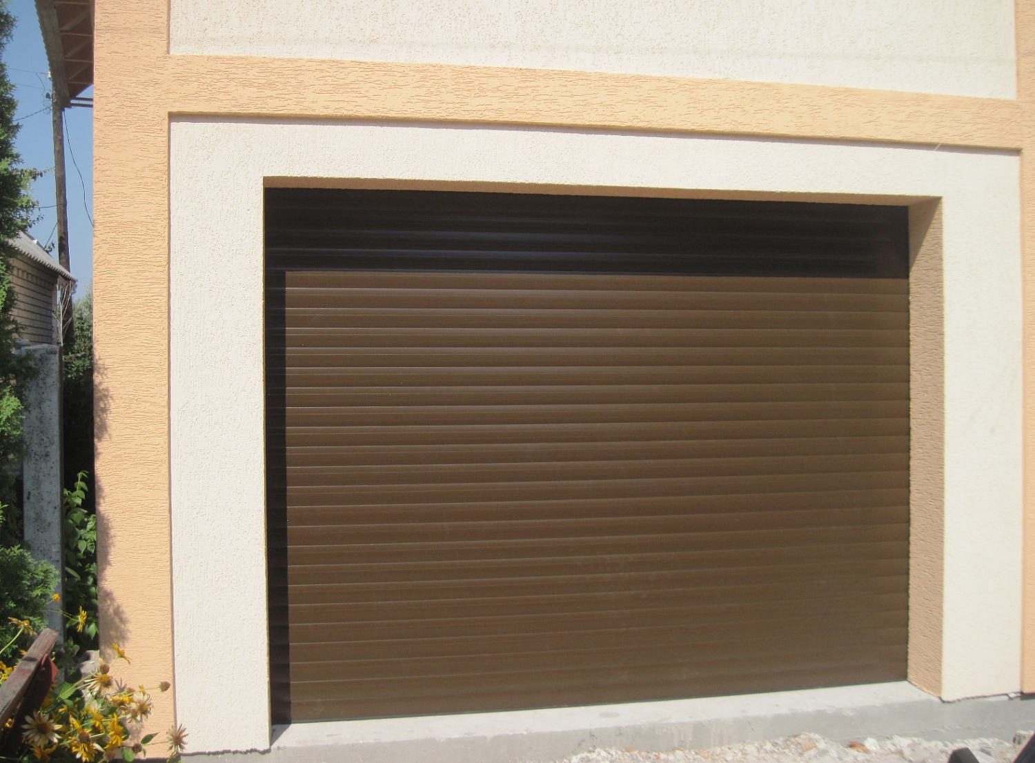 Роллеты гаражные автоматические с механизмом аварийного ручного подъёма.