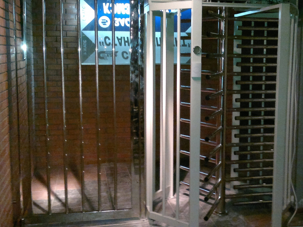 Турникет полноростовой однопроходной электромеханический с аварийной калиткой.Модель SESAME корпус стальной окрашенный, ротор н/ж полированный.