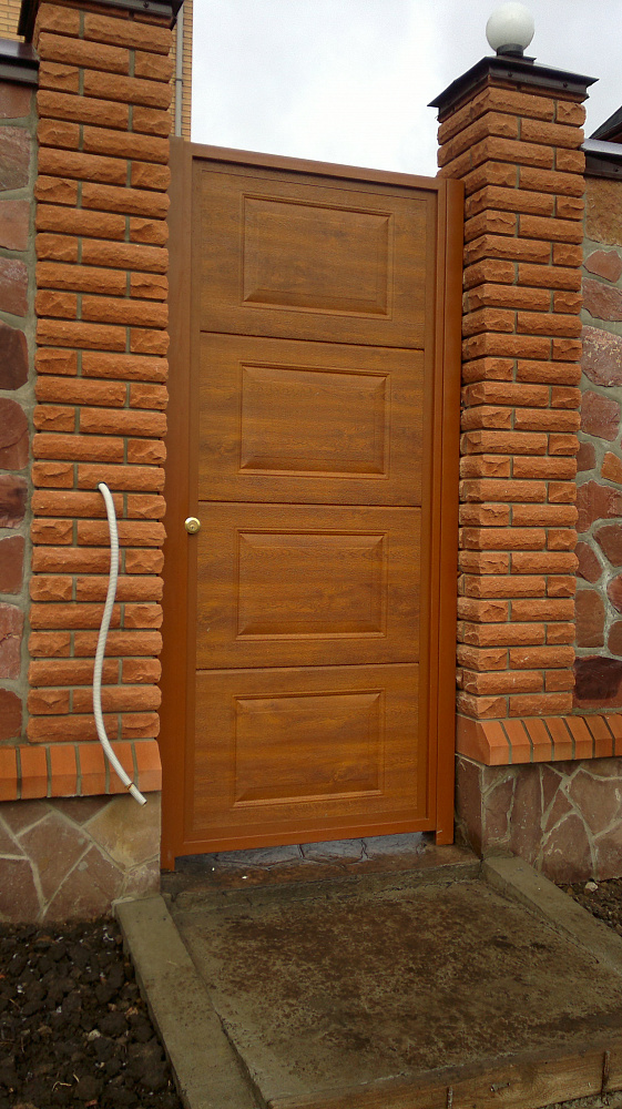 Ворота відкатні автоматичні, плюс хвіртка, заповнення сендвіч панелі фільонка золотий дуб.