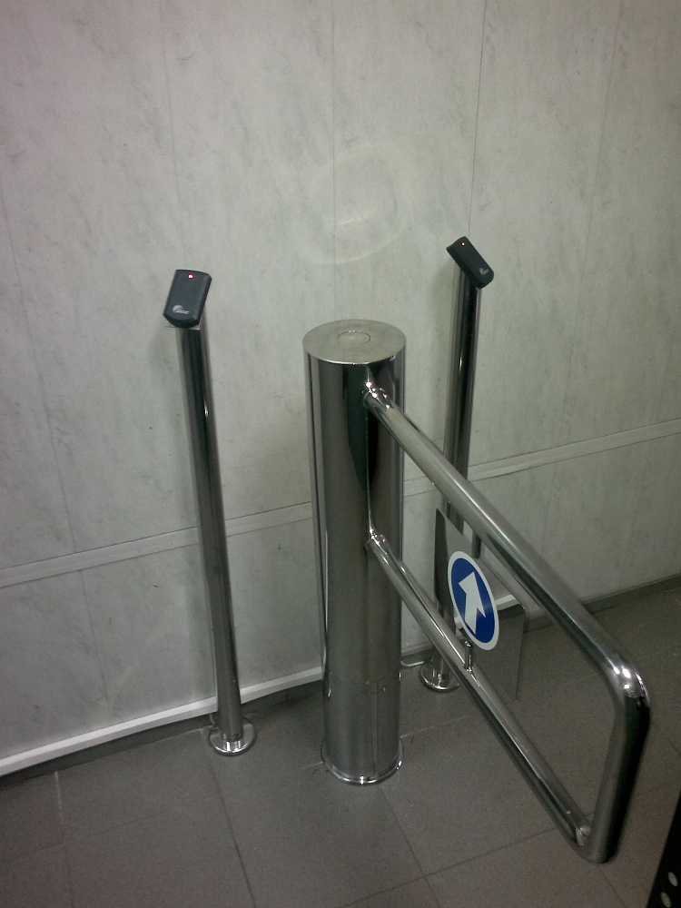 Турникет-калитка Gate -T и стойки под считыватель из полированной нержавеющей стали.