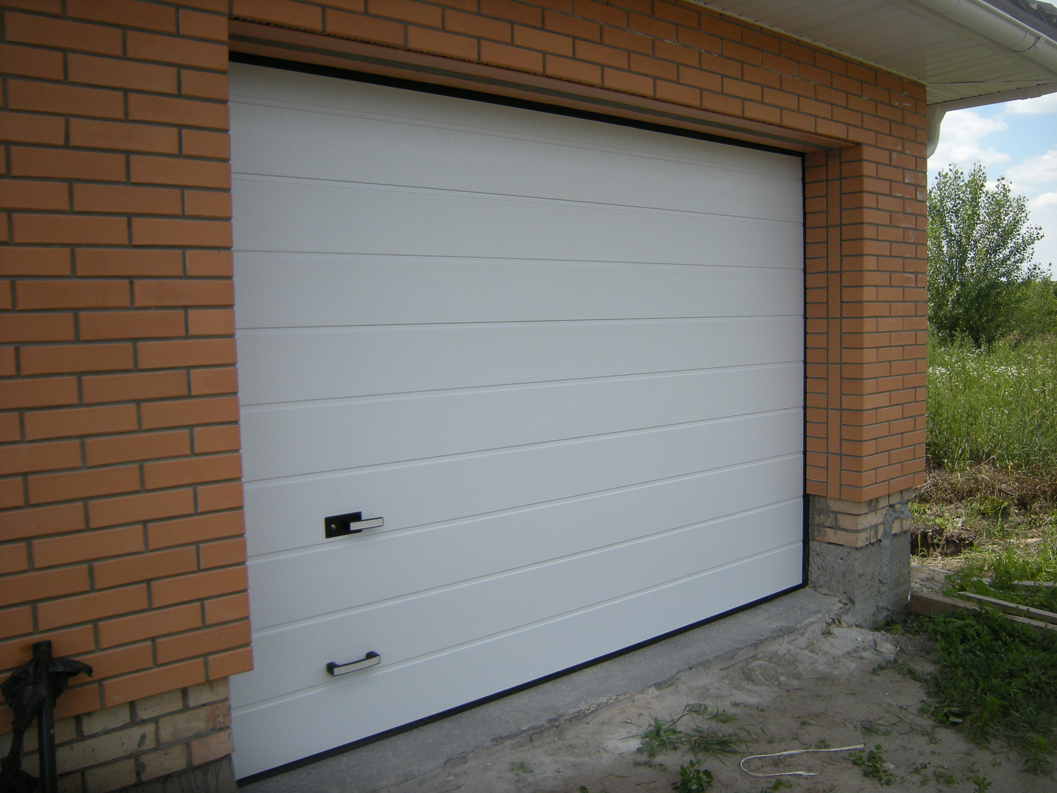 Ворота гаражные секционные. Полотно м-гофр цвет белый.