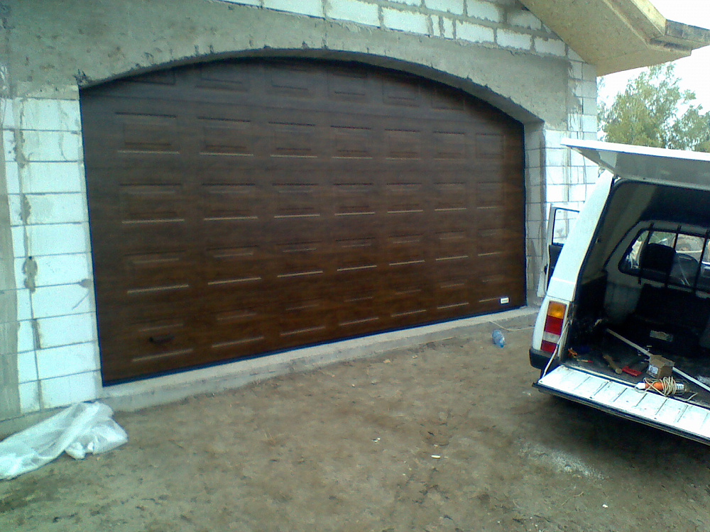 Ворота секционные Алютех. Панель филенка тёмный дуб.