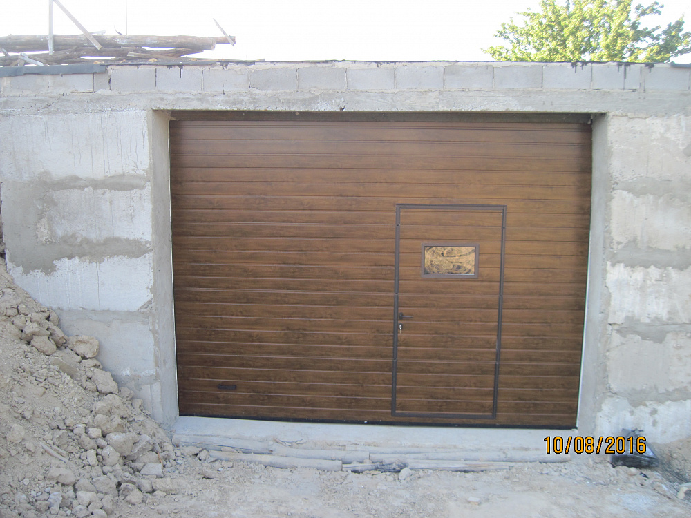 Ворота гаражні секційні з вбудованою зміщеною хвірткою і вікном.
