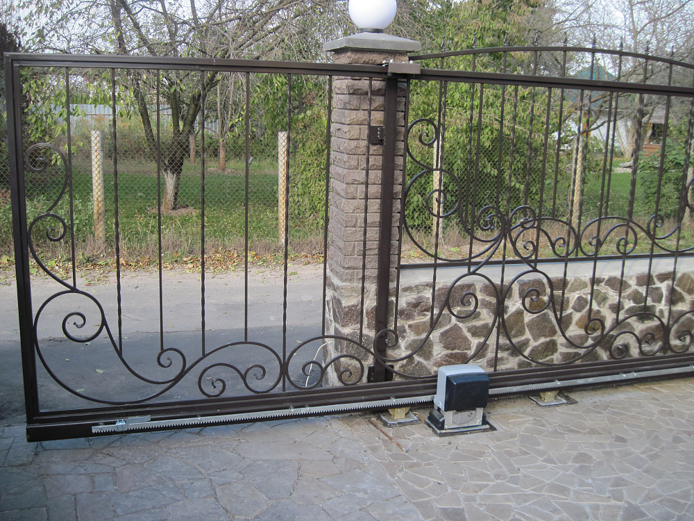 Ворота откатные автоматические и калитка с элементами ковки.