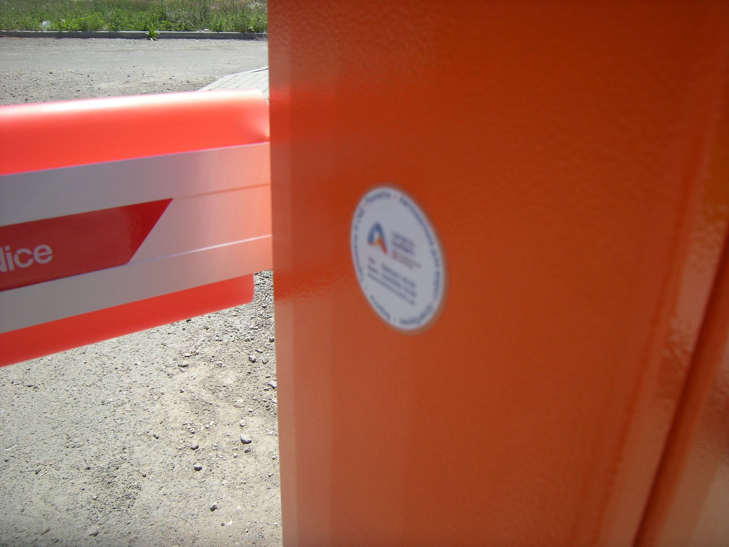 Шлагбаум автоматический Nice WIL4 с доп.стойкой под фотоэлемент безопасности. 