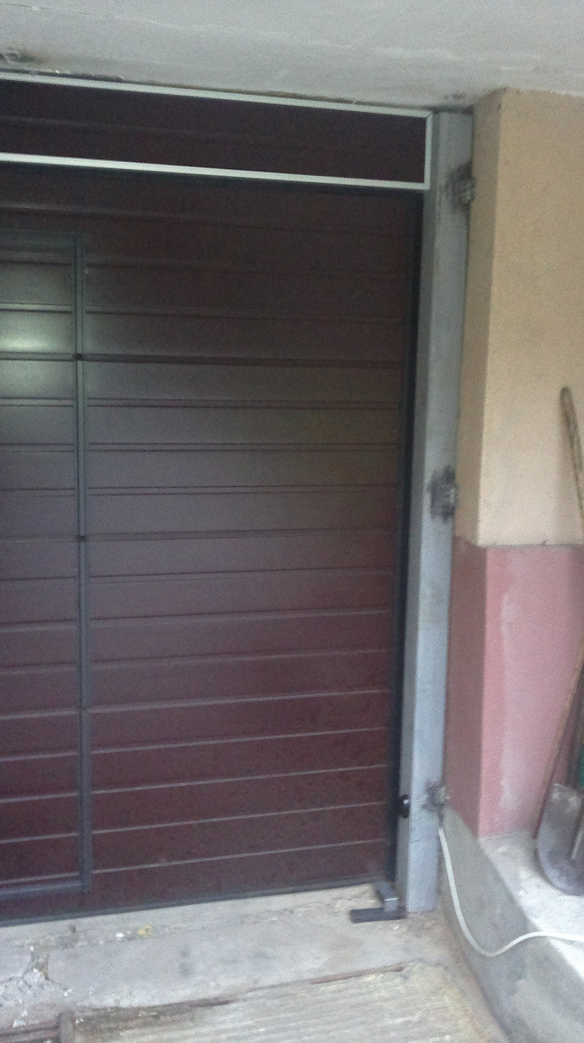 Гаражные автоматические ворота со встроенной калиткой серии Classic.