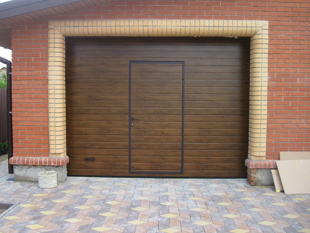 Ворота автоматические гаражные Алютех с калиткой.