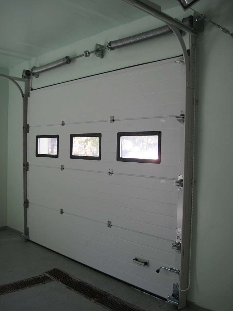 Секционные ворота Classic микроволна c антикоррозиционным покрытием. 