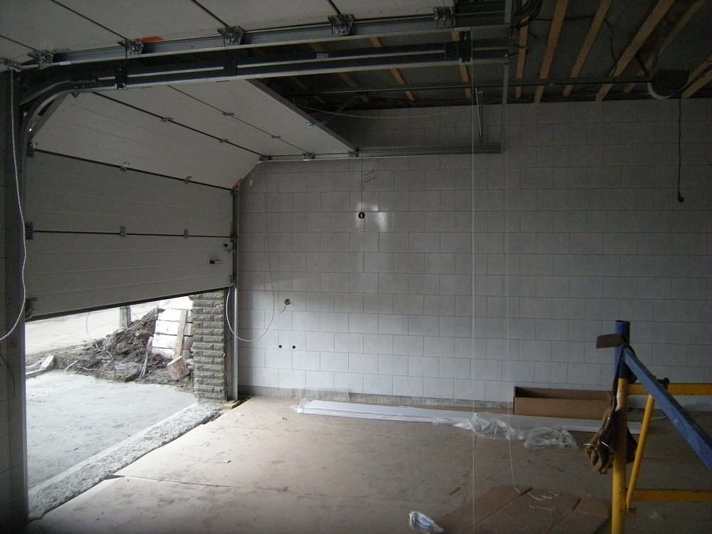 Ворота Алютех секционные гаражные Classic, панель филенка, цвет коричневый.