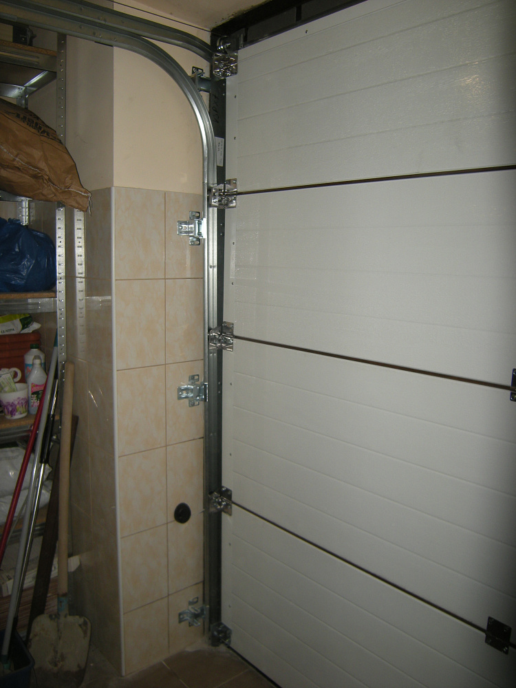 Ворота секционные Алютех со встроенным монтажом и задним расположением вала