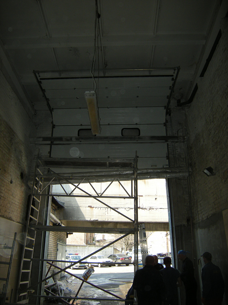 Промышленные ворота Алютех с антикороззийным покрытием. Высокий монтажом с верхним расположением вала, панель микроволна, цвет коричневый RAL 8014.