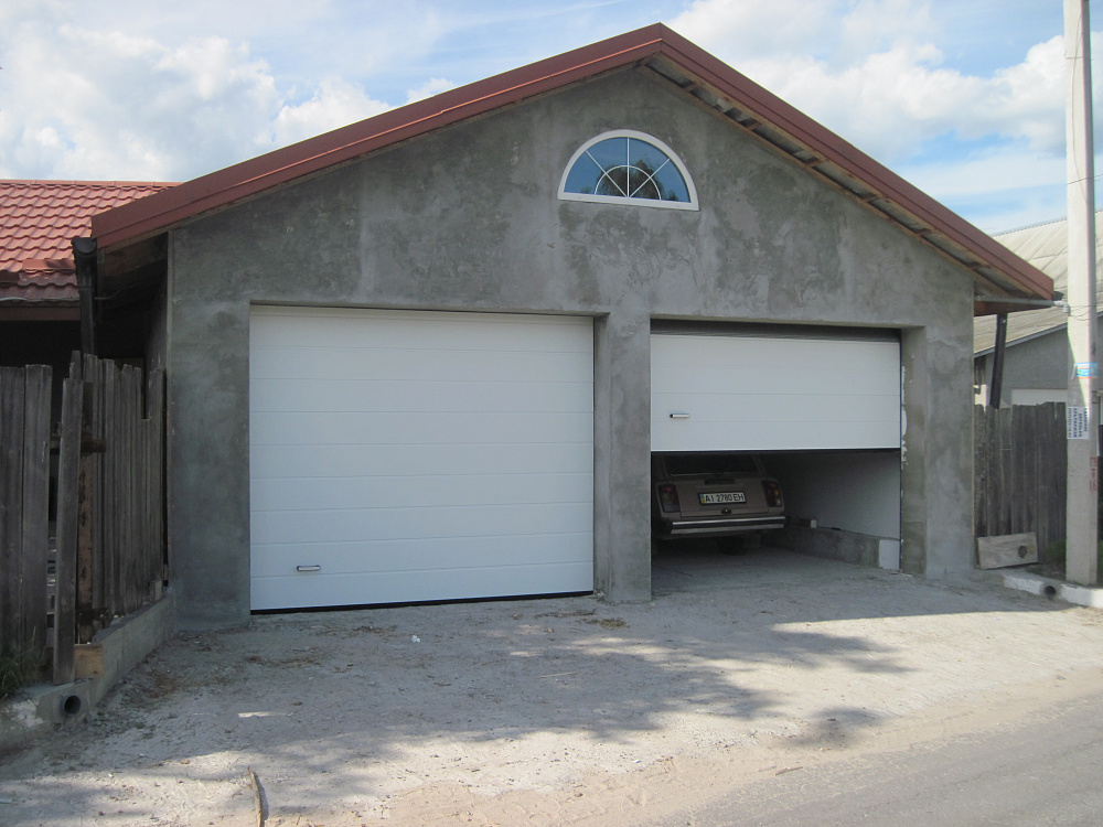 Ворота гаражні Алютех. Панель М-гофр, колір білий, торсіонні пружини.