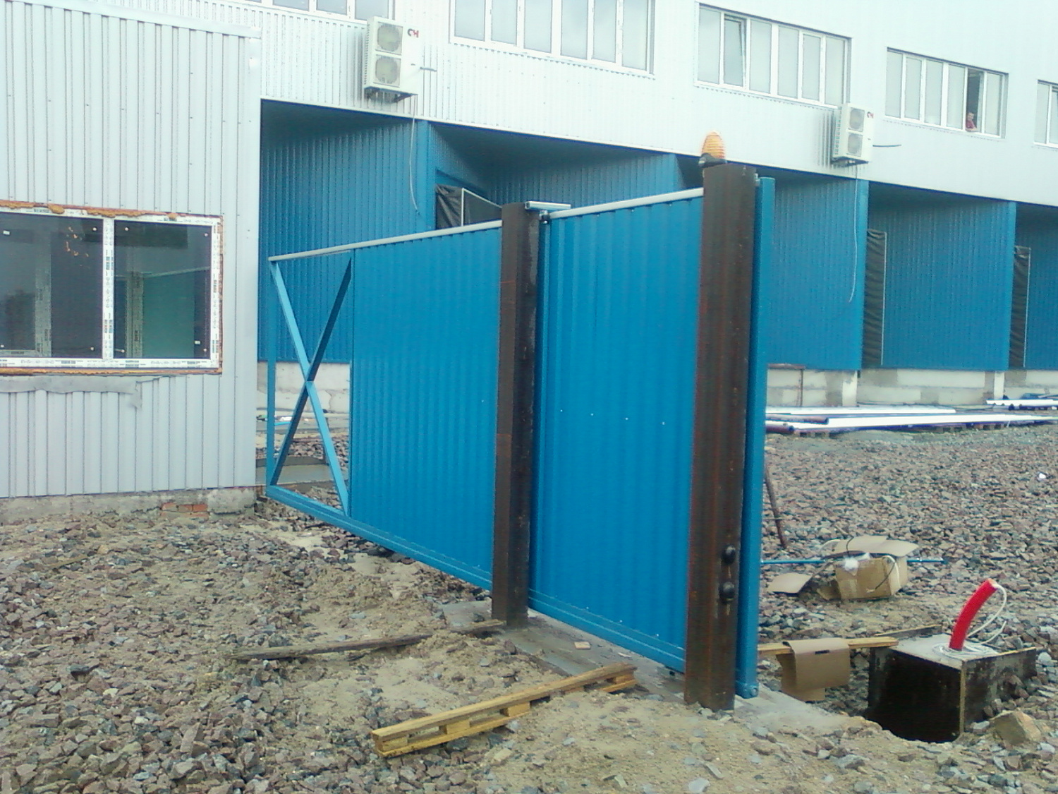 Ворота откатные из двух створок, открываются автоматически синхронно.