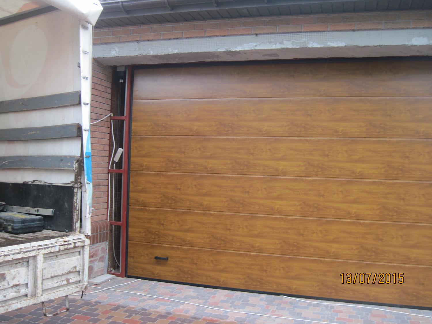 Гаражные секционные ворота L-гофр золотой дуб. С. Вишенки.