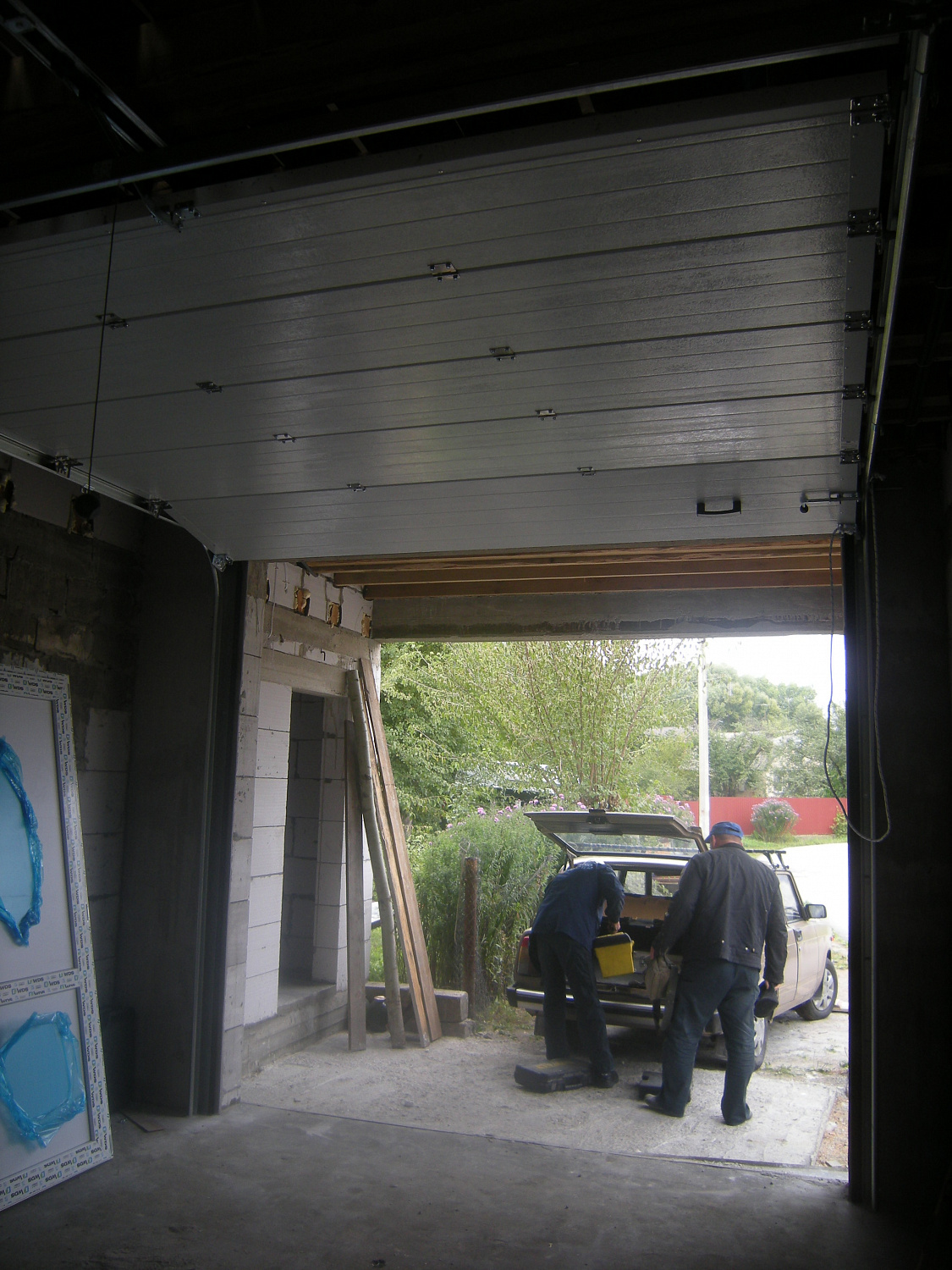 Ворота секционные автоматические с торсионным пружинами.