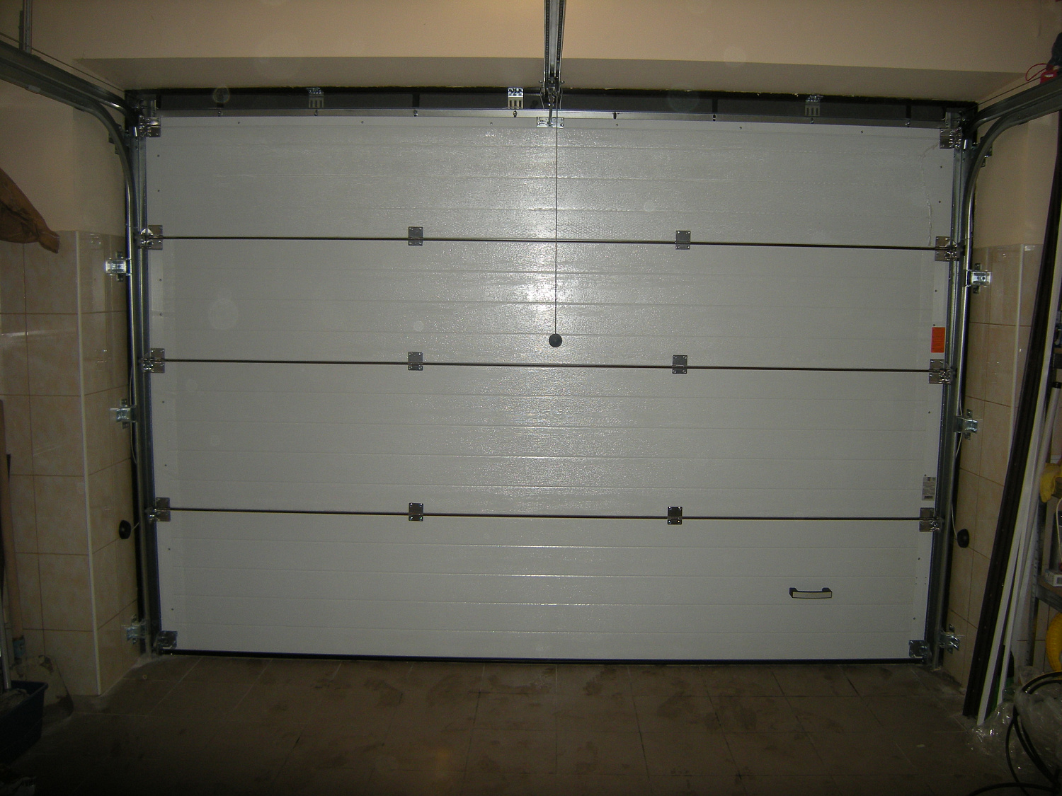 Ворота секционные Алютех со встроенным монтажом и задним расположением вала