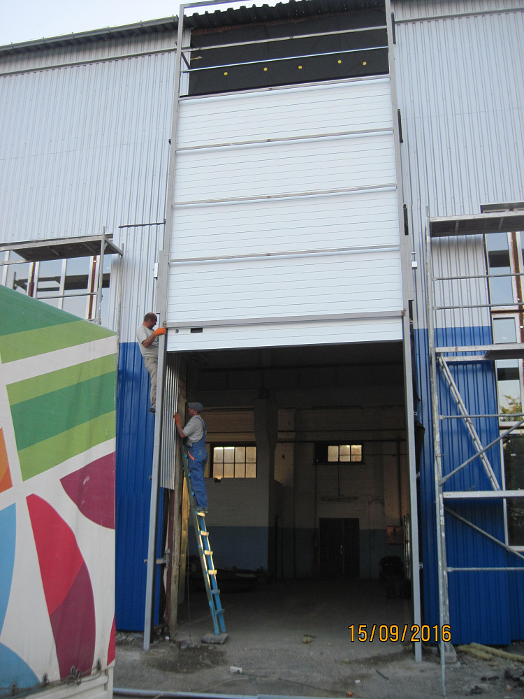 Ворота промышленные с вертикальным типом монтажа и нижним расположения вала.