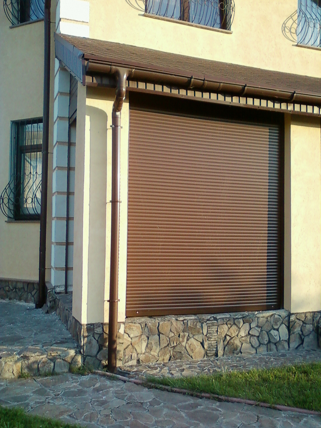 Роллеты с ручным управлением при помощи редуктор корда.