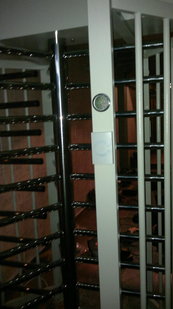 Турникет полноростовой однопроходной электромеханический с аварийной калиткой.Модель SESAME корпус стальной окрашенный, ротор н/ж полированный.