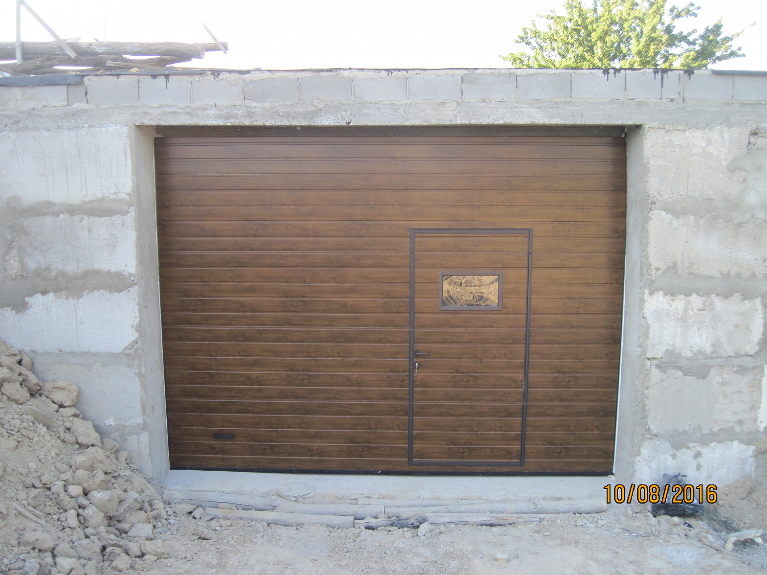 Ворота гаражні секційні з вбудованою зміщеною хвірткою і вікном.