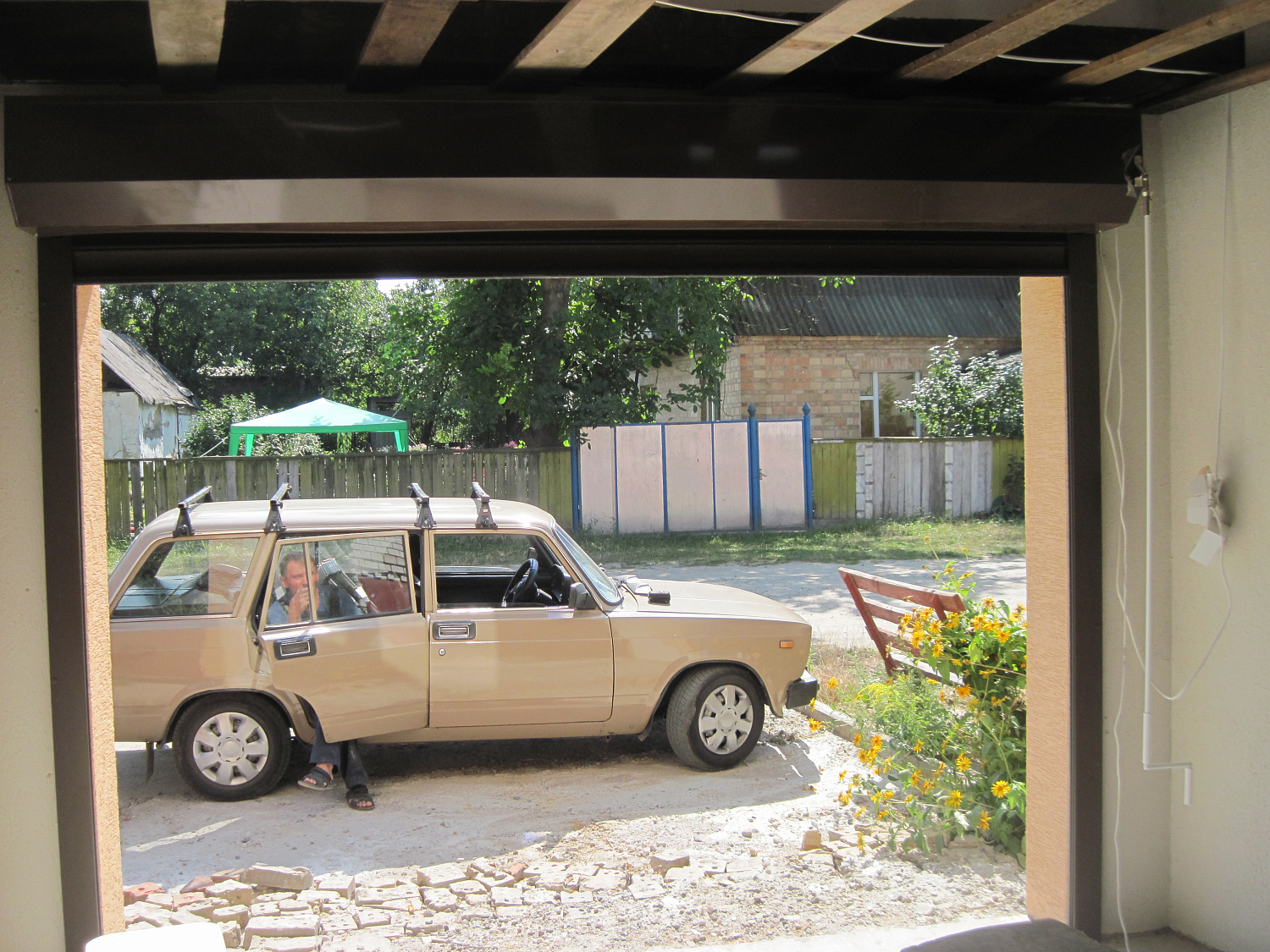 Роллеты гаражные автоматические с механизмом аварийного ручного подъёма.