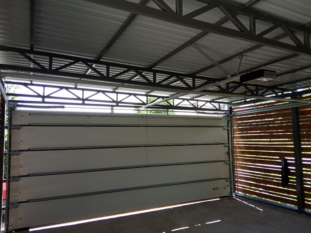 Ворота гаражні секційні в кольорі антрацит.