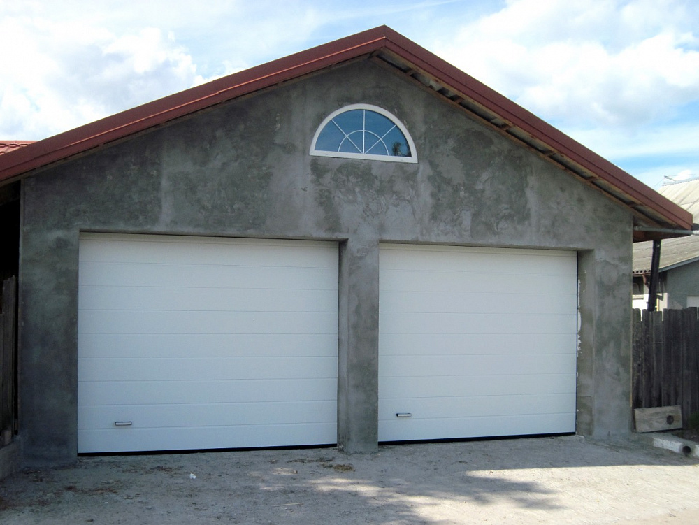 Ворота гаражні Алютех. Панель М-гофр, колір білий, торсіонні пружини.