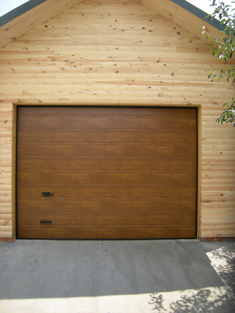 Ворота секционные м-гофр золотой дуб.