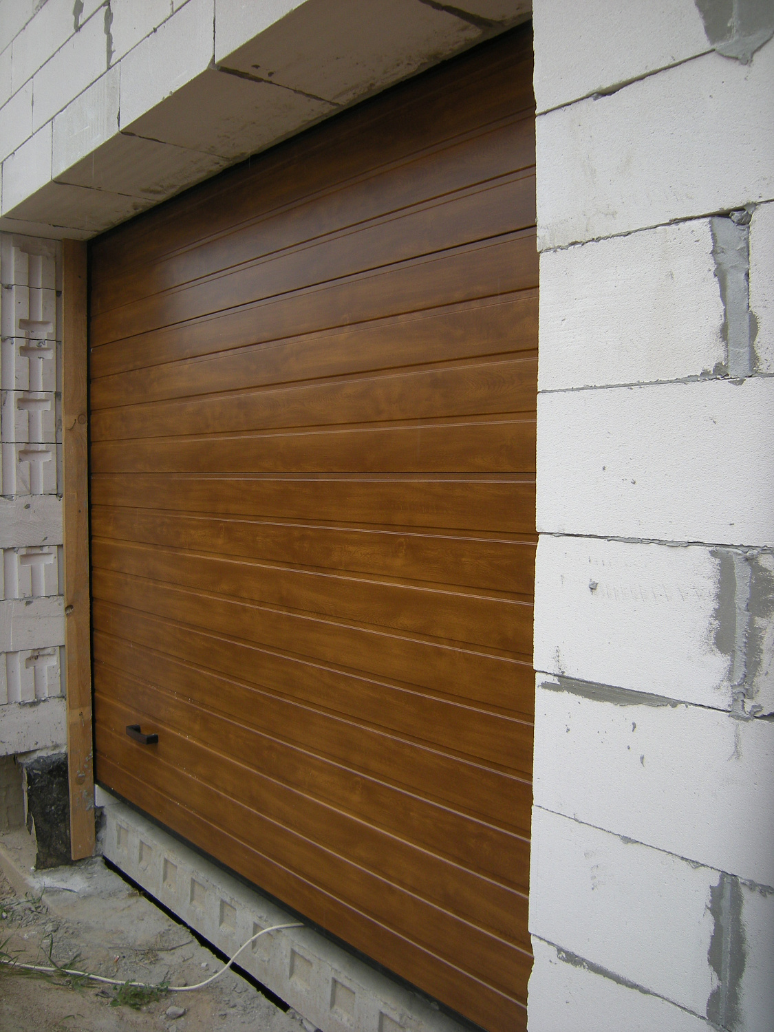 Секционные ворота, вариант высокий монтаж  с панелью S-гофр, цвет золотой дуб.