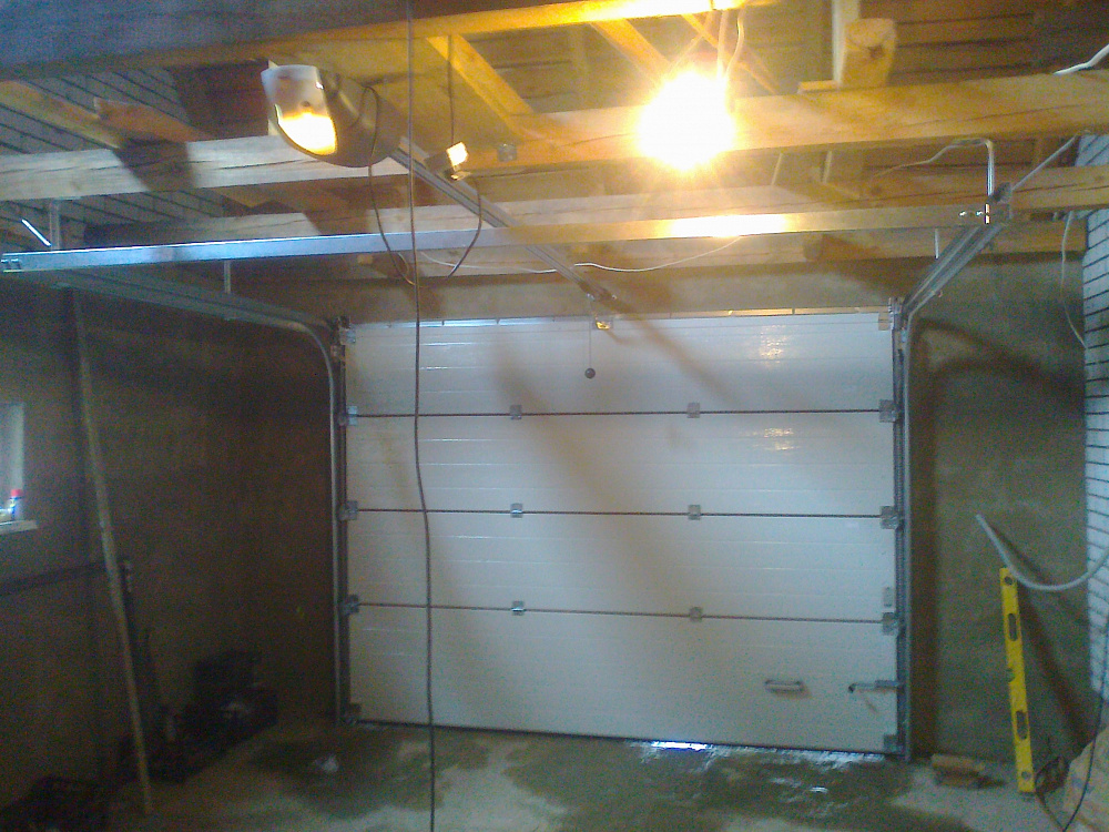 Ворота гаражные Алютех с пружиной растяжения. Цвет золотой дуб, панель S-гофр.