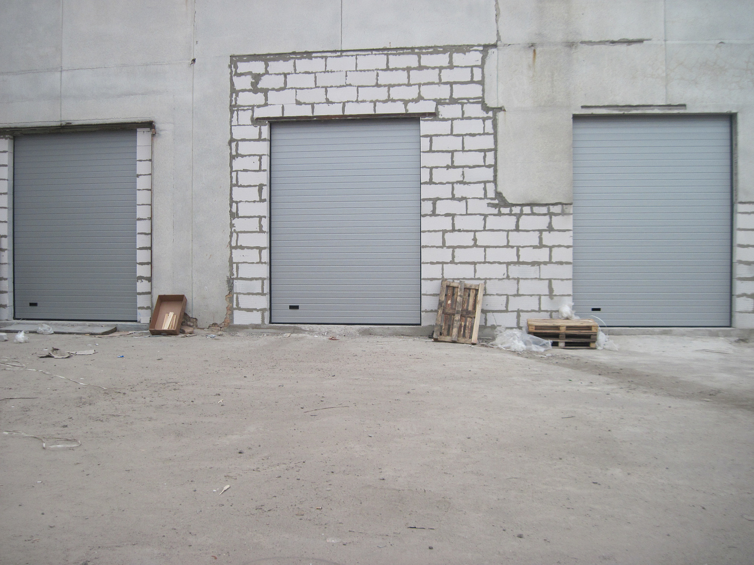 Промислові ворота з ланцюговим редуктором. Панель S-гофр, колір сріблястий металік.