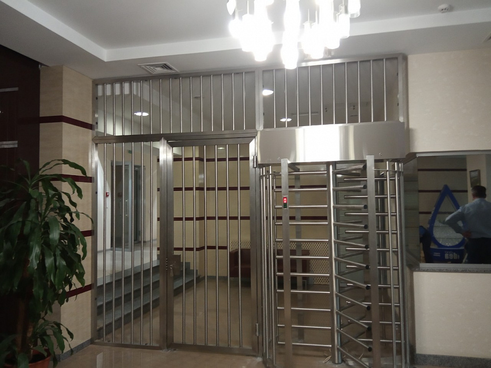 Турникет полноростовой Sesam c ограждением и аварийной калиткой.